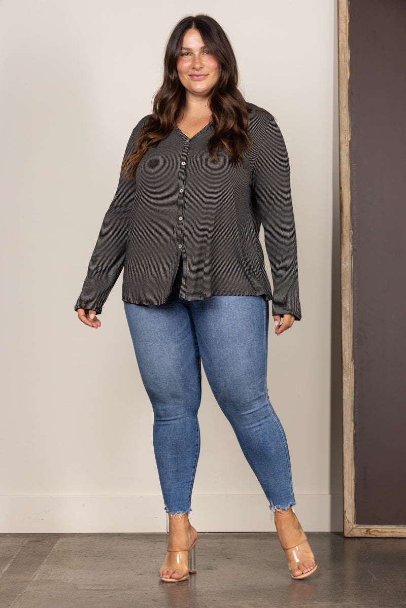 T8820PL-Wholesale BLACK V-NECK BUTTON DOWN PLUS SIZE KNIT TOP