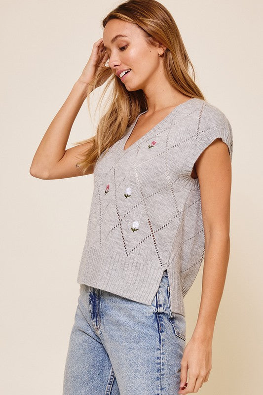 GREY CABLE KNIT FLORAL SWEATER VEST T10022