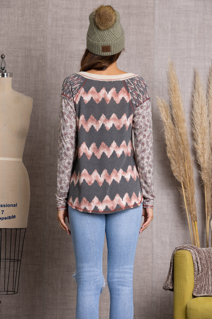 MULTI ZIG ZAG PRINT V-NECK TOP-TT3700B